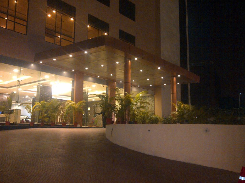 Ramada Jamshedpur Bistupur Hotel Bagian luar foto